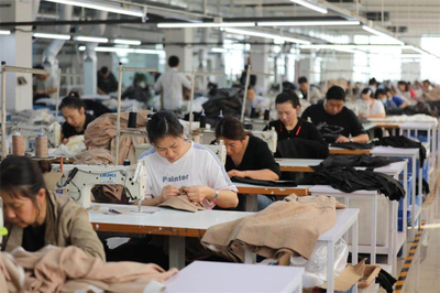 河北滄縣 京津轉移服裝企業(yè)生產(chǎn)忙 服裝服飾